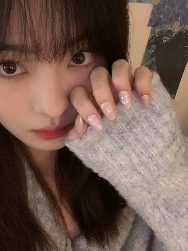 lost-in-park-soft-pink-natural-press-on-nails-selfie