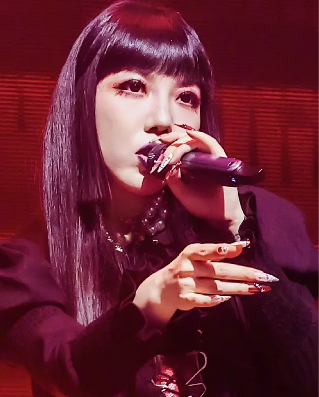 Momo Wu performing on stage wearing long metallic press-on nails by LOST in PARK